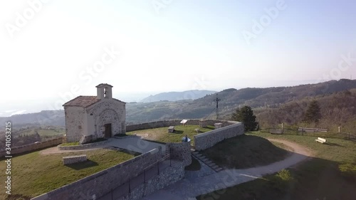 Drone panorama de la chapelle du Pic du Belvedere de Saint-Romain de Lerps Ardèche France