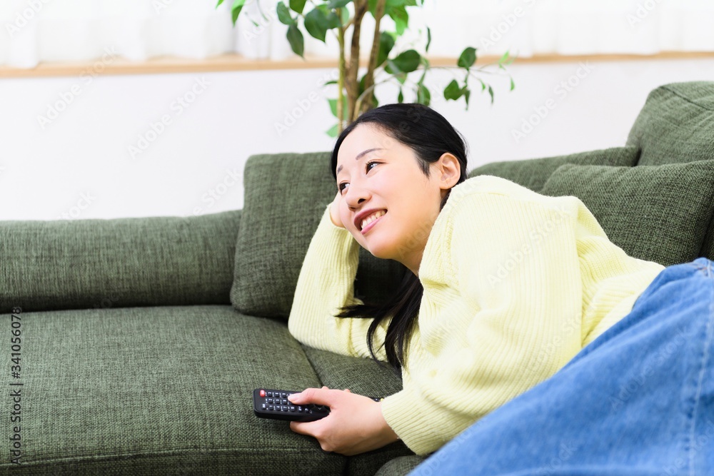 リビングでテレビを見る女性 リビングでテレビを見る女性