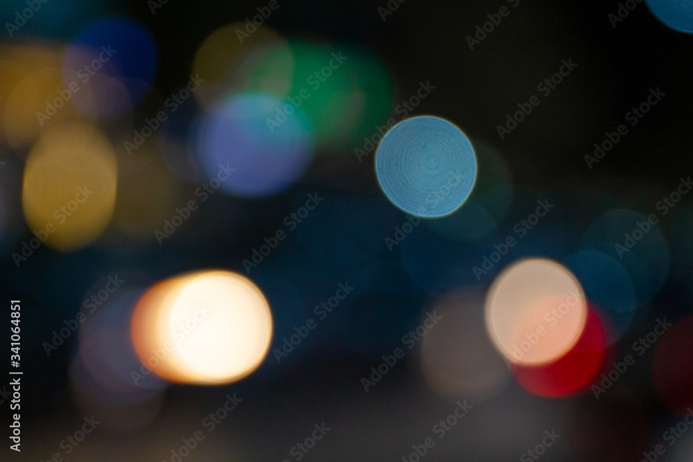 Bokeh einer Straße bei Nacht mit verschiedenen Lichtern in mehreren Farben im Hintergrund