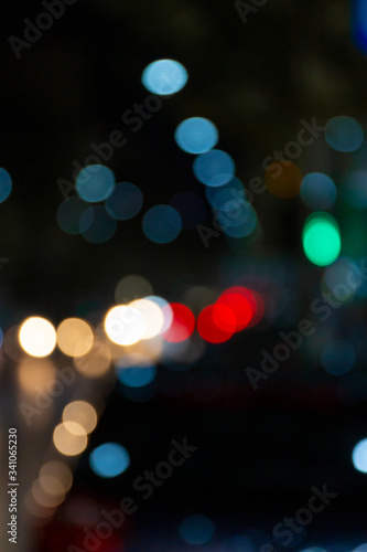 Bokeh einer Straße bei Nacht mit verschiedenen Lichtern in mehreren Farben im Hintergrund