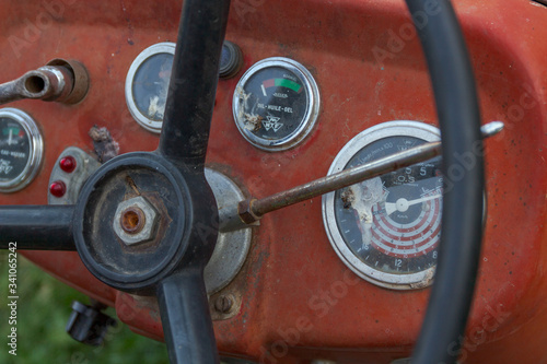 Armaturen Brett eines roten Traktors mit Lenkrad