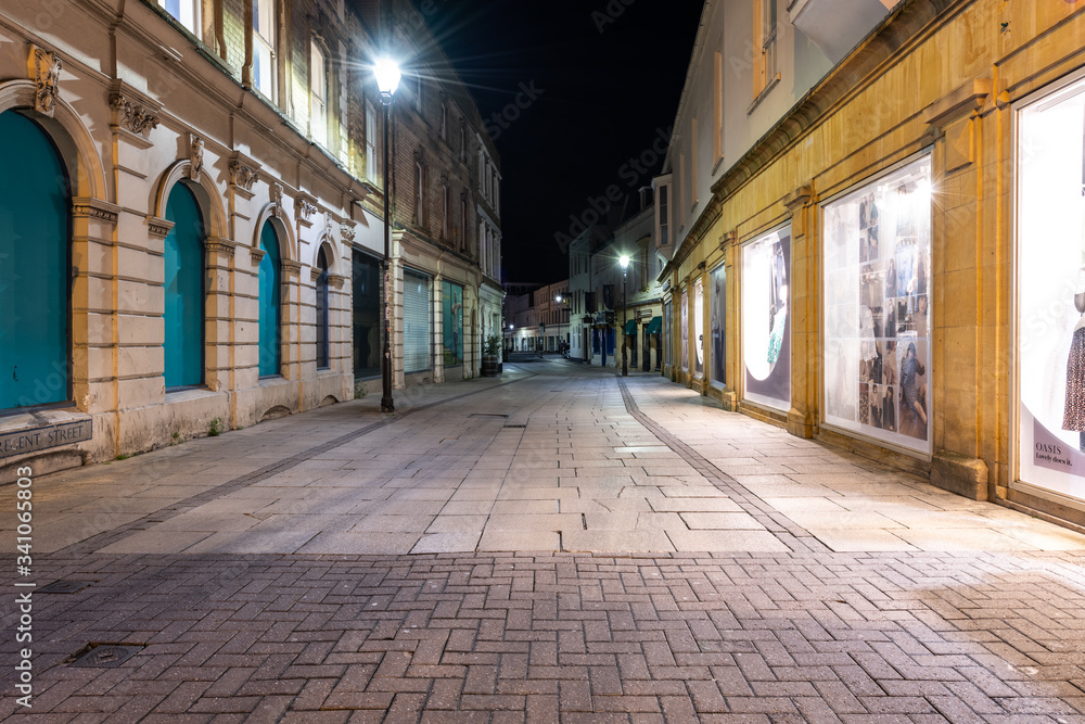 Fototapeta premium Erie Cheltenham Spa High Street podczas pandemii koronawirusa, co zwykle byłoby pracowitą piątkową nocą.