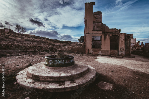 plaza en belchite viejo restos de la guerra civil española, pintadas bando nacional photo