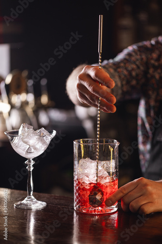 Foto bartender is preparing classic manhattan cocktail