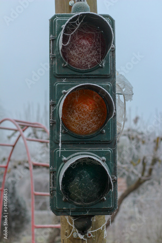 Abgeschaltene Ampel im Winter mit gefrorenen Details