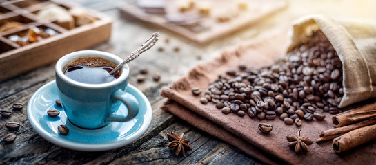 Leinwandbilder Kaffee Bar Morgenespresso in blauer Tasse  © Tryfonov
