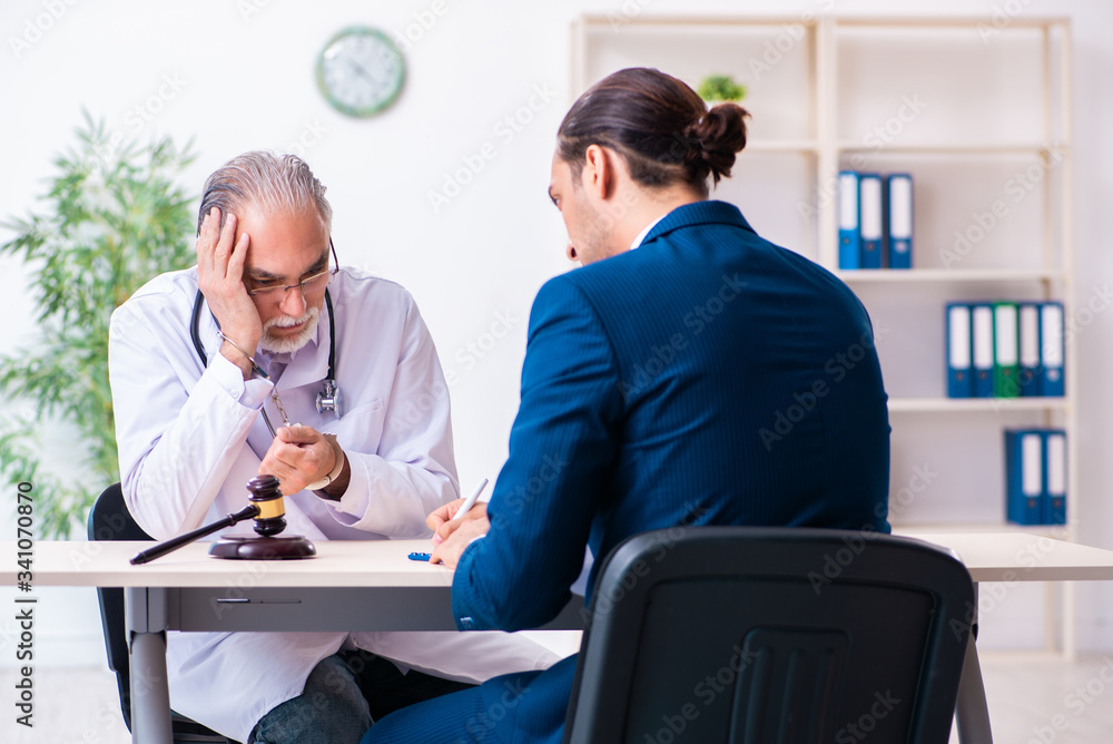 Obraz premium Male doctor in courthouse meeting with lawyer
