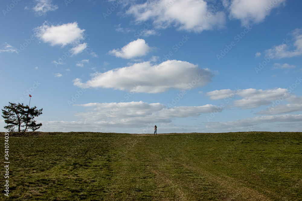 Person schaut in die Ferne bei schönem Wetter Person schaut in die Ferne bei schönem Wetter