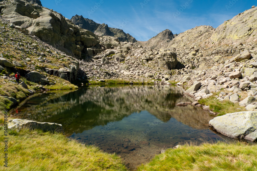 Laguna de Brincalobitos en el conjunto de Cinco Lagunas, en el Parque Regional de la Sierra de Gredos.