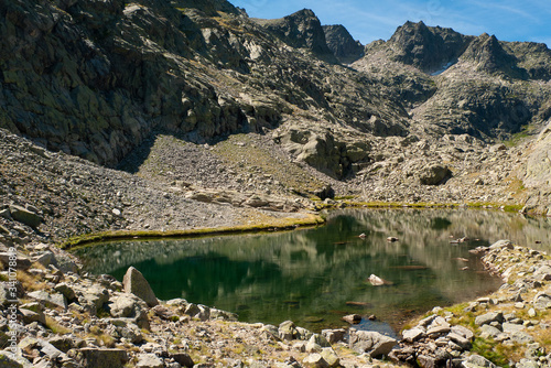 Laguna Bajera en el conjunto de Cinco Lagunas, en el Parque Regional de la Sierra de Gredos.