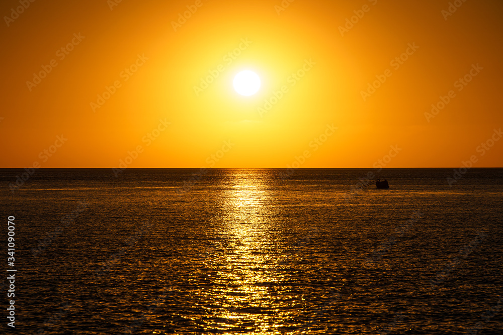 Obraz premium Peaceful sunset on the sea