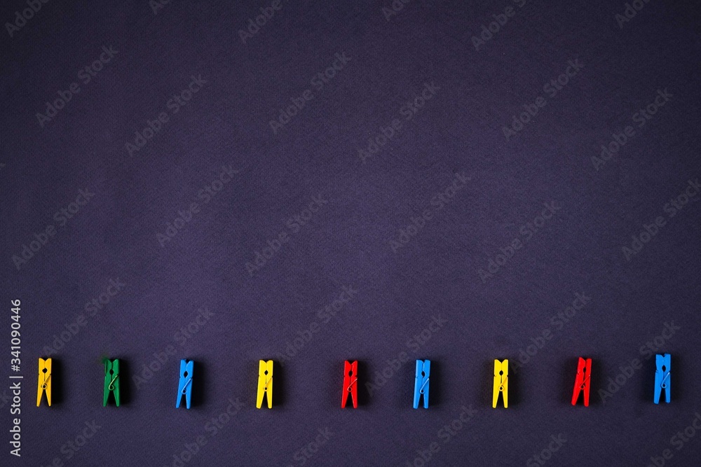Naklejka premium clothes pegs background