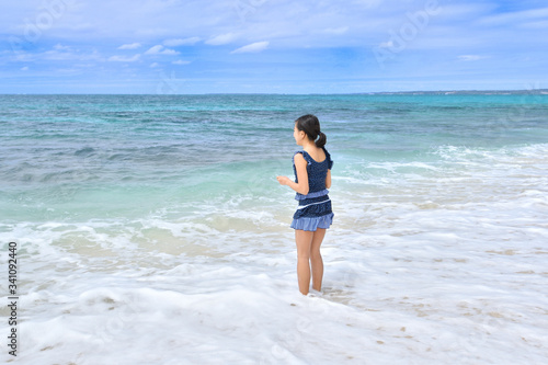 ビーチに立つ女の子(沖縄　宮古島　長間浜　後姿) © hanapon1002