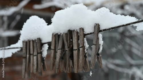 PINZAS DE MADERA PARA ROPA CON NIEVE