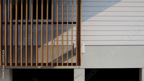 Φωτογραφία Sunlight and shadow on surface of wooden lath in front of white artificial wood