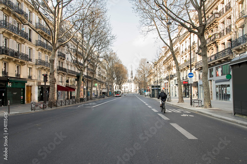 Fototapeta Naklejka Na Ścianę i Meble -  quai de Seine vide à Paris