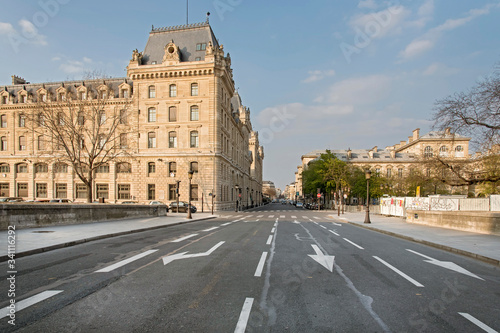 rue parisienne vide 