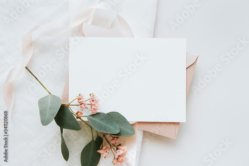 Tableau sur toile Invitation card with flower decoration