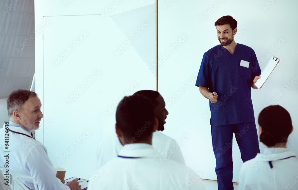 Obraz premium Healthcare workers discussing new research during conference