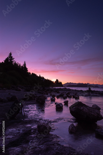 ATARDECER EN LAGO NAHUELHUAPI DE SAN CARLOS DE BARILOCHE argentina