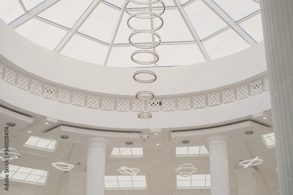 Obraz premium Circular chandelier light from crystal