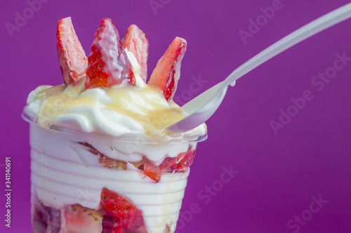 fresas con crema con fondo morado