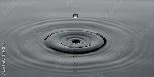 Gota de agua cayendo sobre una superficie liquida formando ondas © Edgar1 BJ