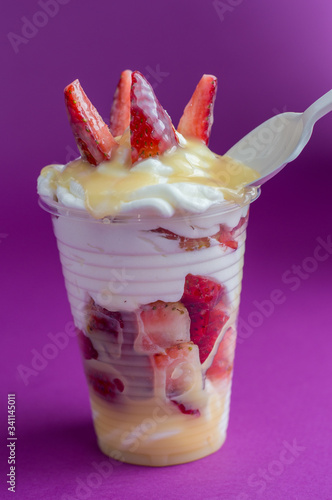 fresas con crema fondo morado