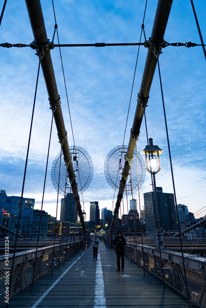 Obraz premium Brooklyn bridge sunrise close up look. blue hour. 