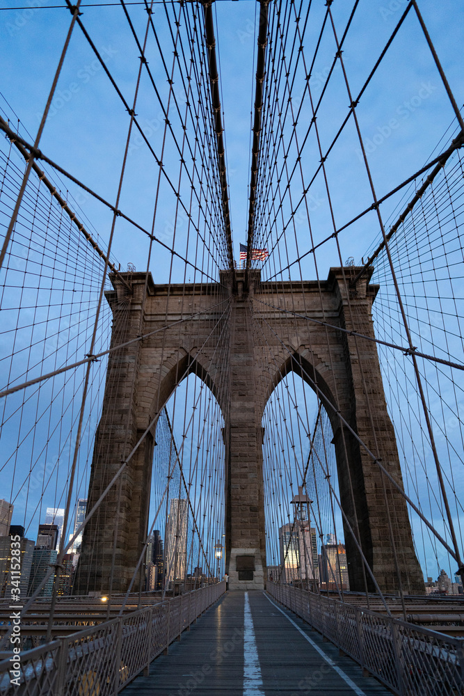 Fototapeta premium Brooklyn bridge wschód słońca z bliska wygląd. niebieska godzina.