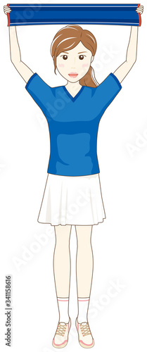 タオルマフラーを掲げる女性