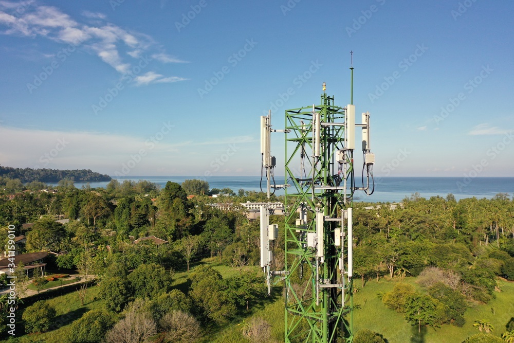 4G and 5G telecommunications tower - obrazy, fototapety, plakaty 