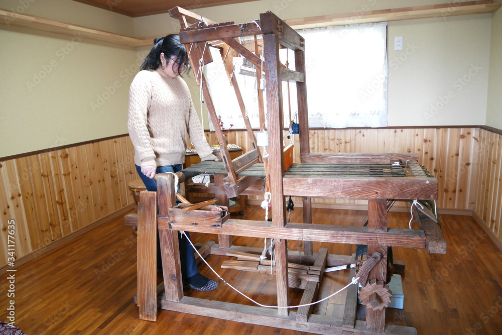 奄美で大島紬を織る女性