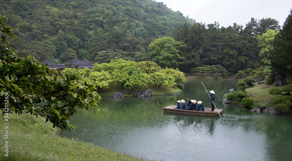 日本庭園を周遊する舟