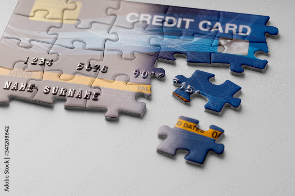 Obraz premium Credit card on jigsaw puzzle for Online shopping concept