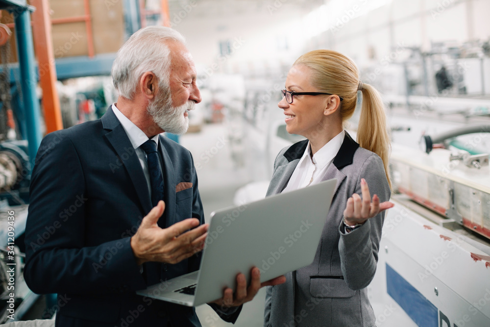 Obraz premium Colleagues working together. Arhitects in factory.