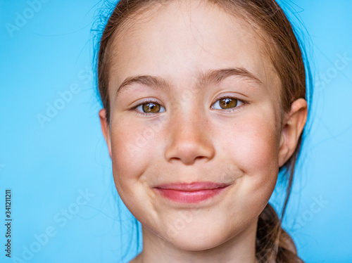 Foto Portrait of a beautiful smiling girl with freckles looking at the camera