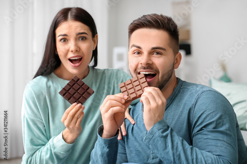 Emotional young couple eati...