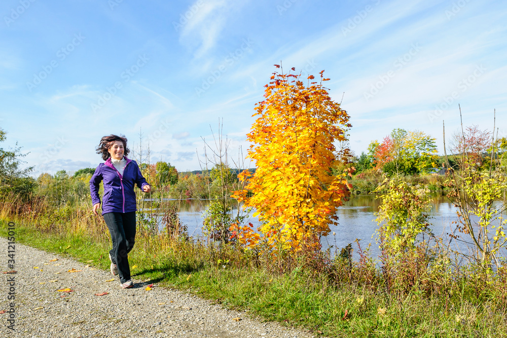 Frau hält sich fit mit Powerwalking Frau hält sich fit mit Powerwalking
