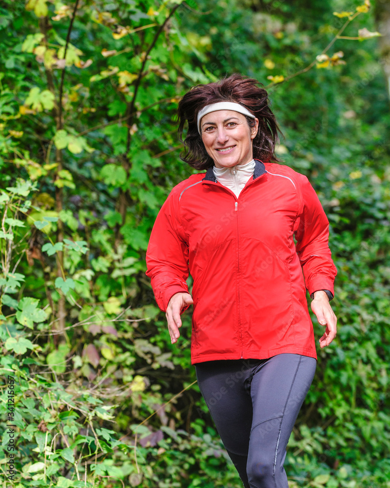 Joggerin bei einem Workout in herbstlicher Natur