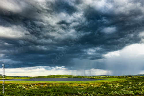Regenwolken über dem Venabygdsfjell im Rondane Nationalpark in Norwegen