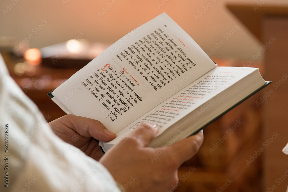 Naklejka premium Bible in the hands of a priest