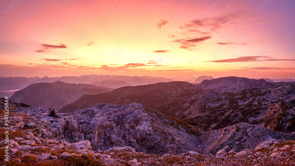 Panorama Aufnahme  der Morgenstimmung in den Österreichischen Alpen  