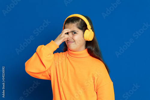 Adorable preteen girl with yellow jersey © Gelpi