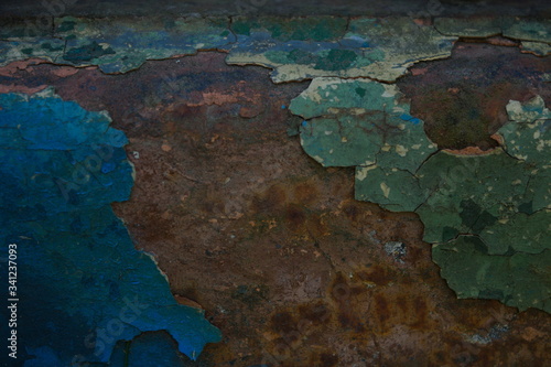 stara powierzchnia pokryta rdzą i błękitną oraz zieloną farbą © Joanna