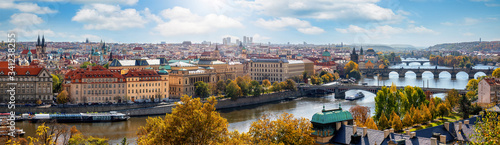 Weites Panorama der Stadtlandschaft von Prag, Tschechische Republik, an einem sonnigen Tag mit zahlreichen Sehenswürdigkeiten und der Karlsbrücke über die Moldau