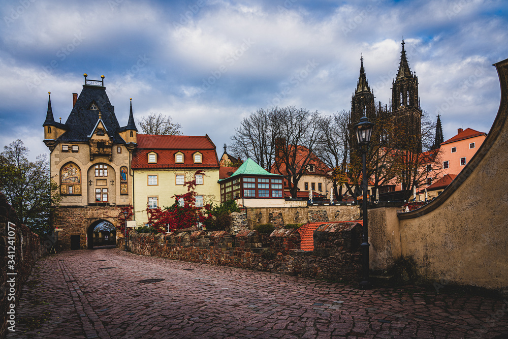 Obraz premium Meissen old town with the middle castle gate
