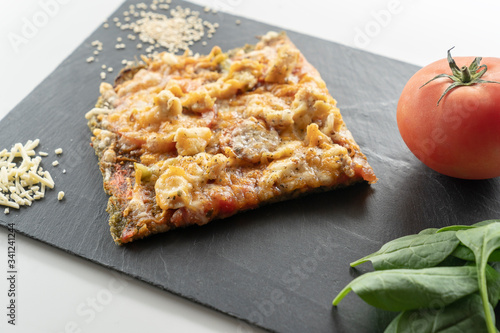 Pizza with a base of quinoa and spinach