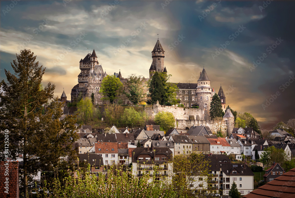 Fototapeta premium Schloss Braunfels dramatischer Himmel 