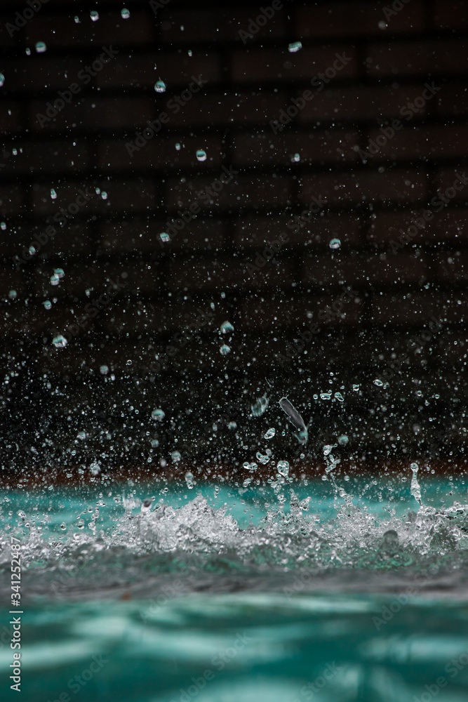 高速シャッターで撮った噴水の水滴